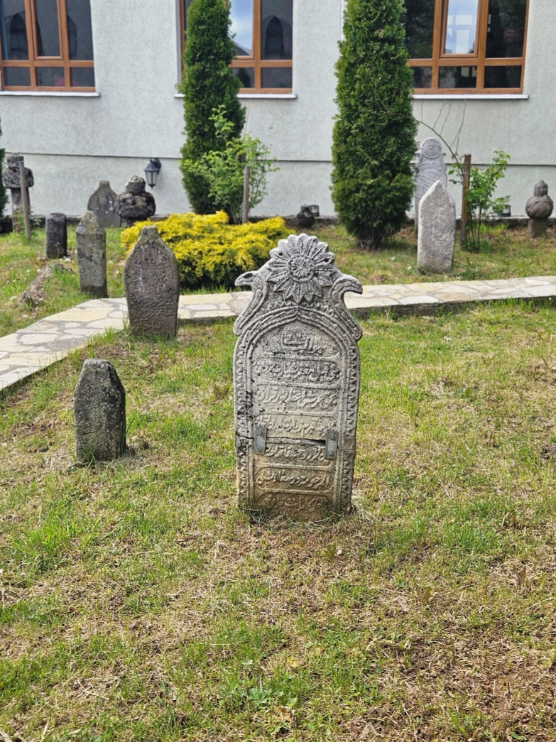 Nišan mezarju pored džamije Sultana Murata II u Rožajama